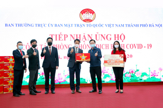 오리온이 베트남 의료진 등에 초코파이를 기부한다.   <오리온 제공>